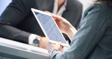 Fotoğrafı tablet Ofis Masası üzerinde kullanma işadamı kapatmak