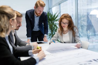 Takım birlikte Office proje üzerinde çalışan mimarlar