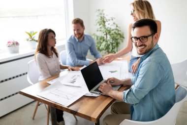 Girişim çeşitliliği takım çalışması eğlenceli beyin fırtınası insanlarla tanışma iş konsepti