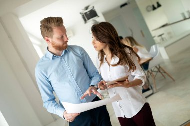 Fikir ve ofiste planlama çalışmaları tartışan genç iş ortakları grubu