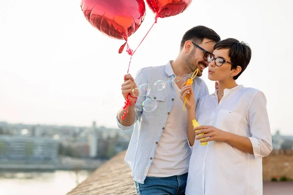 Felice Coppia Innamorata Incontri Sorridente Mentre Soffia Bolle — Foto Stock