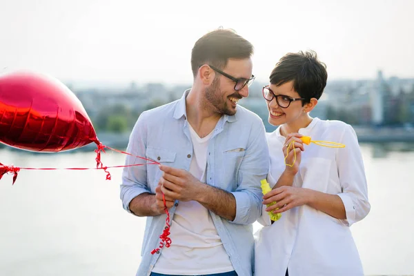 Pareja Joven Enamorada Citas Sonriendo Aire Libre Día San Valentín —  Fotos de Stock