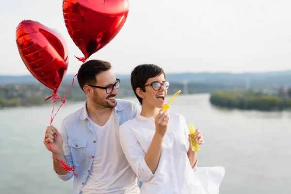 Jeune Couple Amoureux Datant Souriant Plein Air Jour Saint Valentin — Photo