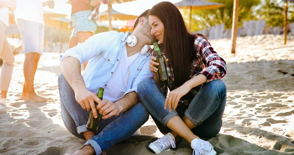 Pareja Joven Está Tomando Bebidas Playa Disfrutando Vacaciones — Foto de Stock