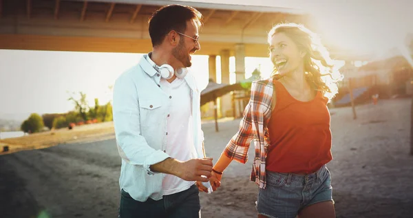 Riktigt Glad Lekfull Par Älskar Att Kul Stranden — Stockfoto