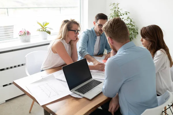 Groupe Jeunes Entrepreneurs Travaillant Communiquant Ensemble Dans Bureau Créatif — Photo