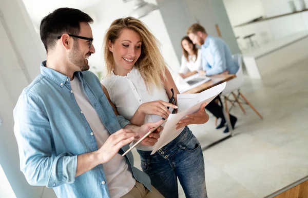 Jóvenes Empresarios Que Trabajan Equipo Oficina — Foto de Stock