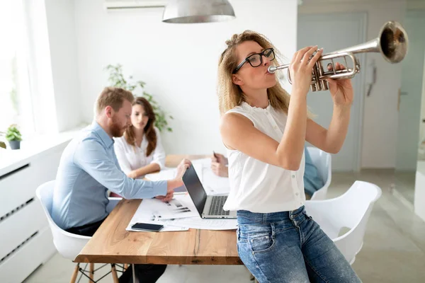 Jovens Empresários Alegres Desgaste Casual Inteligente Divertindo Escritório — Fotografia de Stock