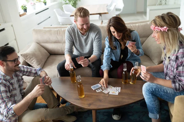 Grupo Feliz Amigos Jogando Cartas Bebendo — Fotografia de Stock