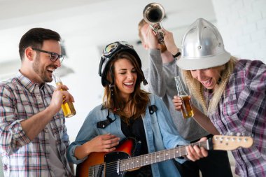 Birlikte eğlenen ve müzik grubunda çalan mutlu gençlerden oluşan bir grup