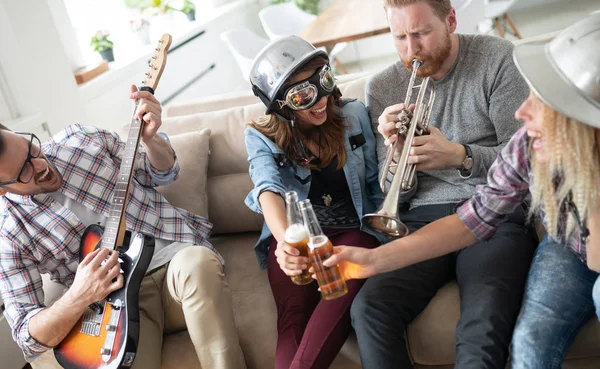 Grupo Amigos Relajándose Divirtiéndose Juntos — Foto de Stock