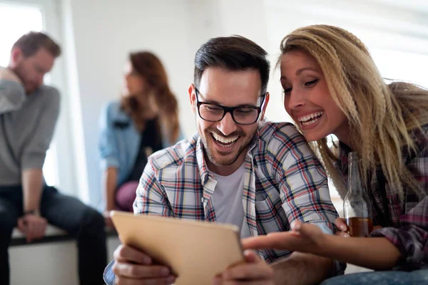 Pareja Alegre Usando Tableta Digital Casa Relajante — Foto de Stock