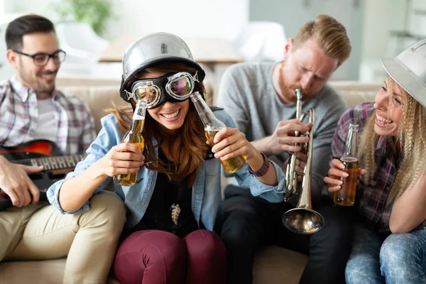 Amigos Casa Disfrutando Cantando Tocando Guitarra Divirtiéndose — Foto de Stock