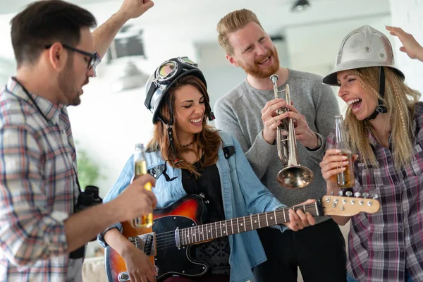 Birlikte eğlenen ve müzik grubunda çalan mutlu gençlerden oluşan bir grup