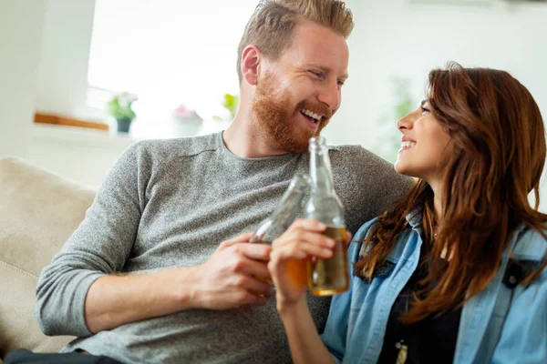 Bonito Casal Jovem Beber Celebrar Juntos Casa — Fotografia de Stock