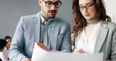 Modern toplantı odasında etmek ve iş kişi konferans