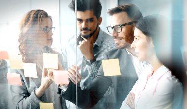 İş adamları iş office projesinde birlikte çalışma grubu