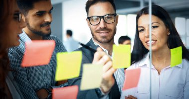 İş bürosunda çalışan iş adamlarının işbirliği ve analizi