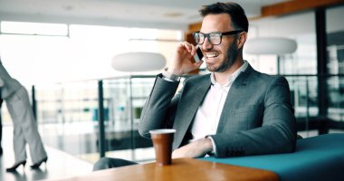 Telefonunuzun ve kafede gömlekli dalgın genç işadamı