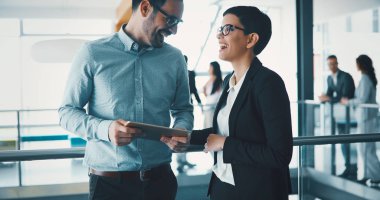 İş toplantısı ve işbirliği ofiste iş adamları tarafından