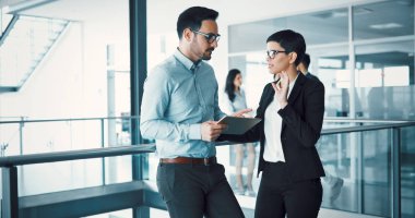 İş arkadaşları yeni fikirleri tartışıyor ve modern bir ofiste beyin fırtınası yapıyorlar.