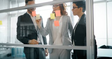 Birlikte bir proje üzerinde çalışırken ve ofiste beyin fırtınası iş adamları