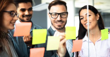 İş bürosunda çalışan iş adamlarının işbirliği ve analizi