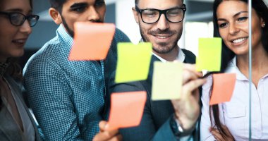 İş bürosunda çalışan iş adamlarının işbirliği ve analizi