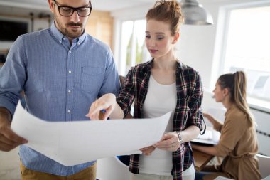 Yaratıcı genç iş adamları ve birlikte ofisinde çalışan mimarlar