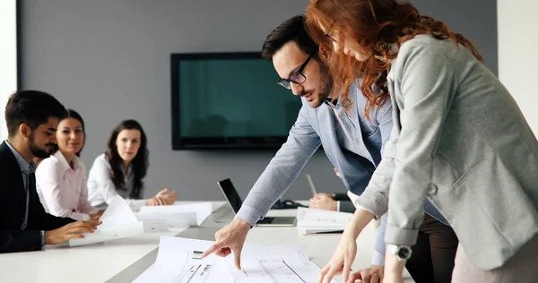 Grupo Arquitectos Empresarios Trabajando Juntos Haciendo Una Lluvia Ideas —  Fotos de Stock