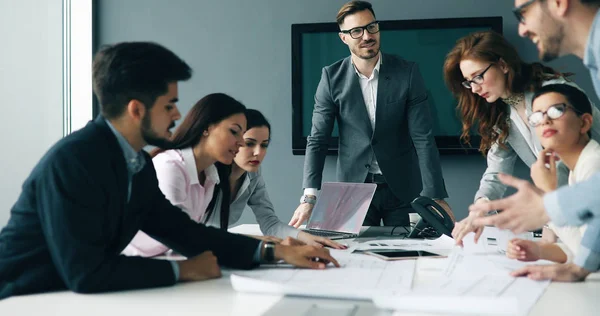 Gruppe Von Geschäftsleuten Arbeitet Projekt Büro Zusammen — Stockfoto