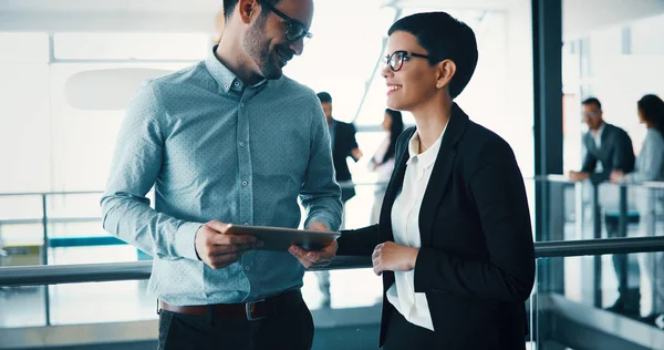 Modern ofiste tablet kullanan mutlu iş arkadaşları