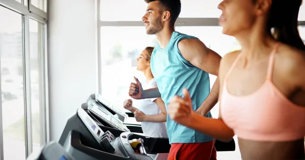 Imagem Pessoas Fazendo Treinamento Cardio Esteira Academia — Fotografia de Stock