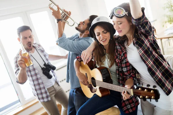 Gruppe Glücklicher Freunde Die Hause Gitarre Spielen Und Feiern — Stockfoto