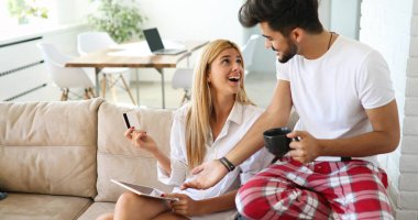 Tablet kullanarak evde birlikte vakit genç çekici çift