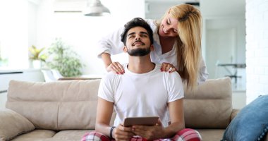 Tablet kullanarak evde birlikte vakit genç çekici çift