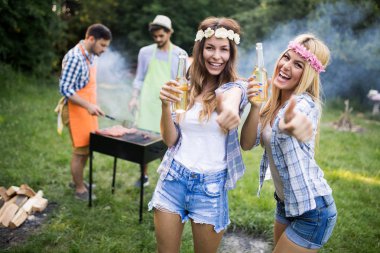 Barbekü doğada yapma arkadaş grubu. Yeme ve olumlu duygular paylaşımı