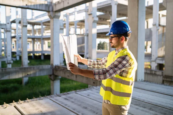 Stilig Ingenjör Som Arbetar Byggarbetsplatsen Och Hålla Blueprint — Stockfoto