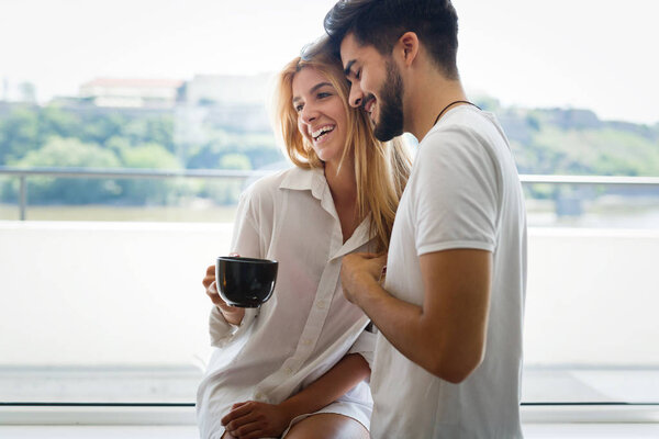 Пара, наслаждающаяся утренним кофе дома
.