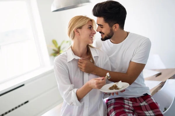 Nettes Junges Fröhliches Paar Verbringt Zeit Hause Beim Kuchenessen — Stockfoto