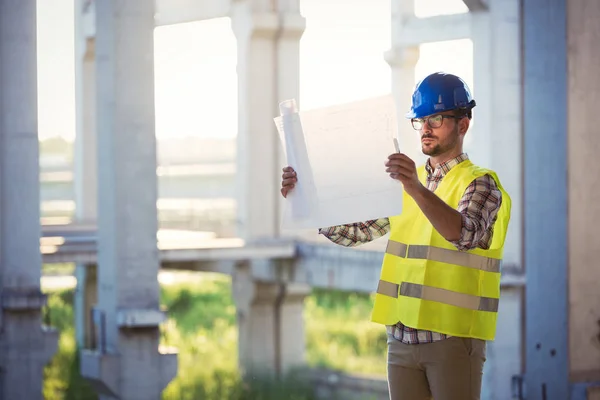 Byggherre Arbetsplatsen Med Blueprint — Stockfoto