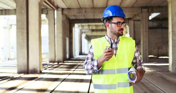 Manliga Arkitekt Kommunicerar Walkie Talkie Byggnadsplatsen — Stockfoto