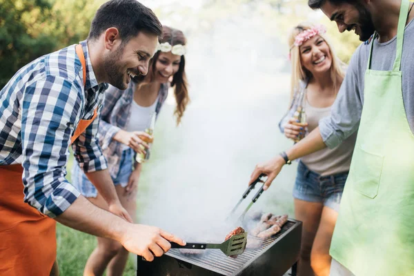 Grupp Vänner Som Har Grill Fest Skogen — Stockfoto