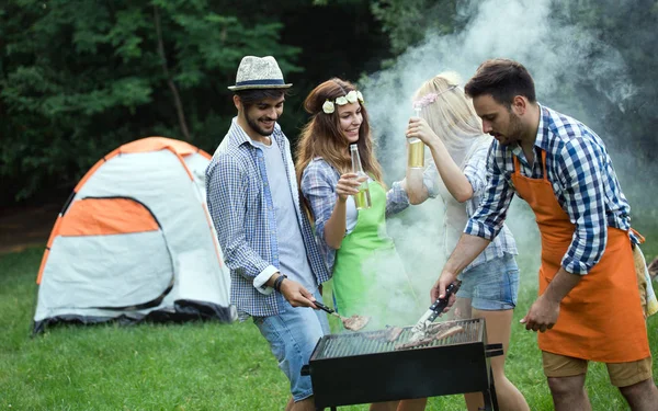 Grupo Amigos Fazendo Churrasco Juntos Livre Natureza — Fotografia de Stock