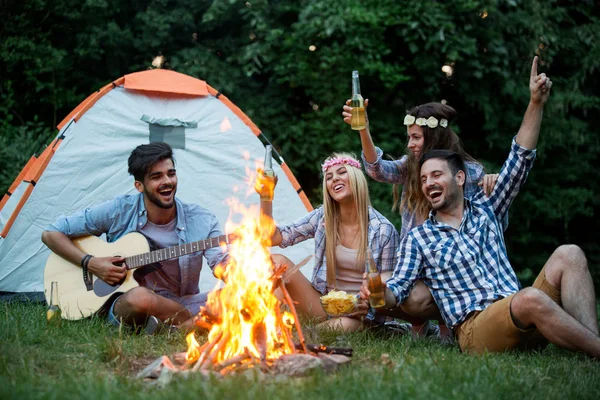 Gruppe Von Teufeln Genießt Nachts Musik Lagerfeuer — Stockfoto