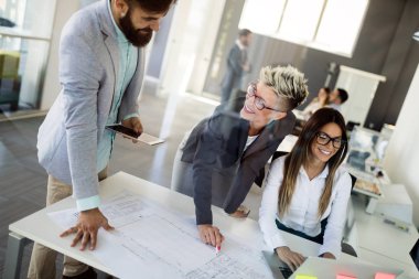 Modern toplantı odasında etmek ve iş kişi konferans