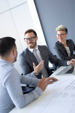 Sunum sırasında konferans salonunda iş arkadaşları