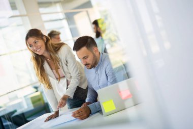 İş ortaklarının ofiste belgeleri ve fikirleri tartıştıkları görüntü