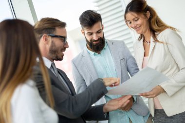 İş yerinde çalışan iş adamları