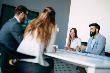 İş kişi konferans modern toplantı odasında